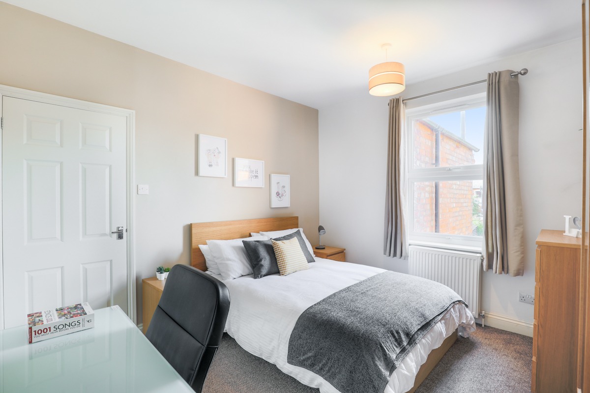 avenue road bedroom in rental property