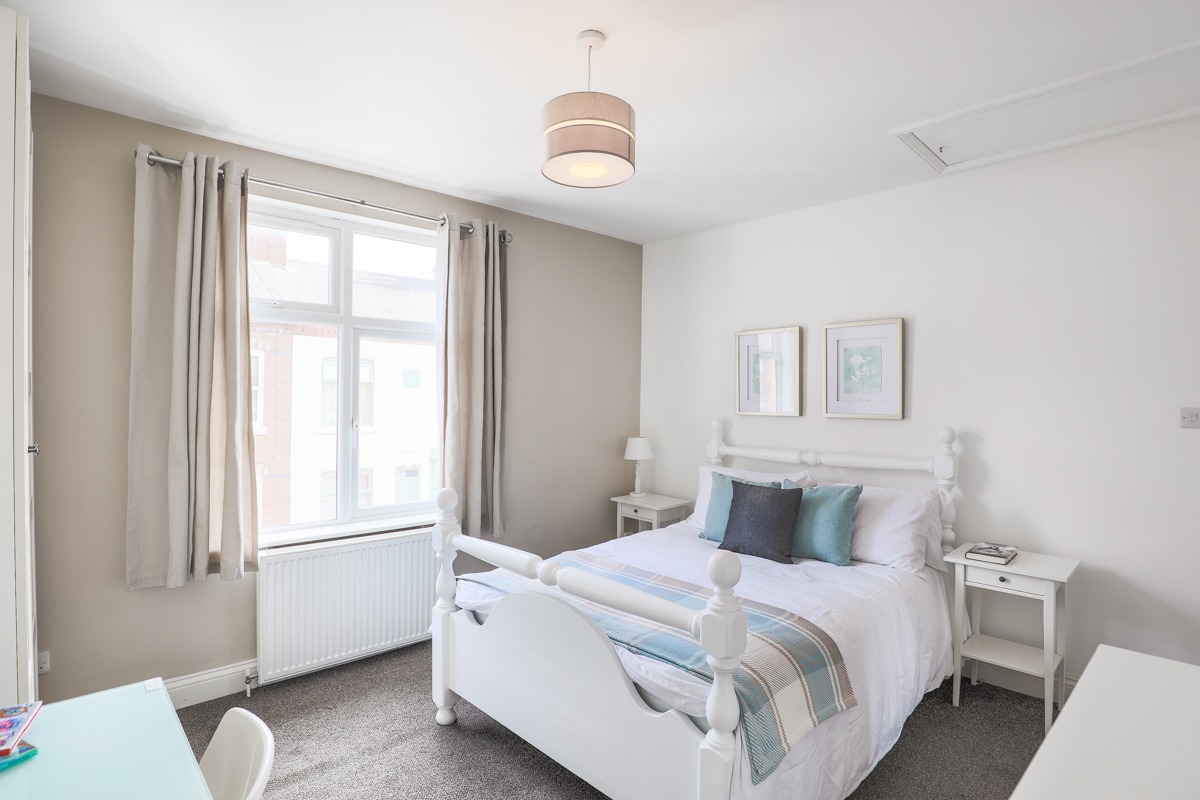 bedroom in avenue road property for rent